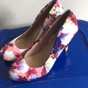 Dream Pair Dress Heal Shoe. Floral Colors.